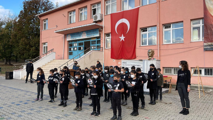 Ebedi Liderimiz Gazi Mustafa Kemal Atatürk’ü aramızdan ayrılışının 83’üncü yılında İğneada Atatürk İlköğretim Okulunda Özlemle Andık.