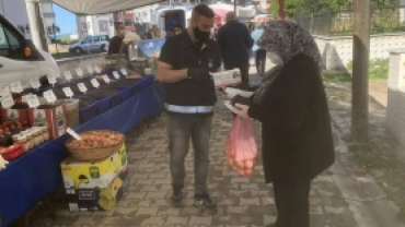 Zabıta Ekibimiz Halk Pazarında Maske Dağıttı