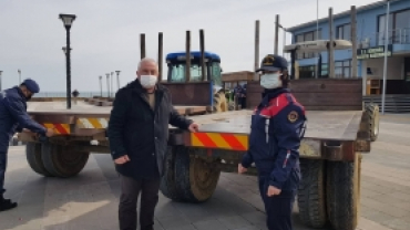 Beldemizdeki traktörlere reflektör dağıtıldı.